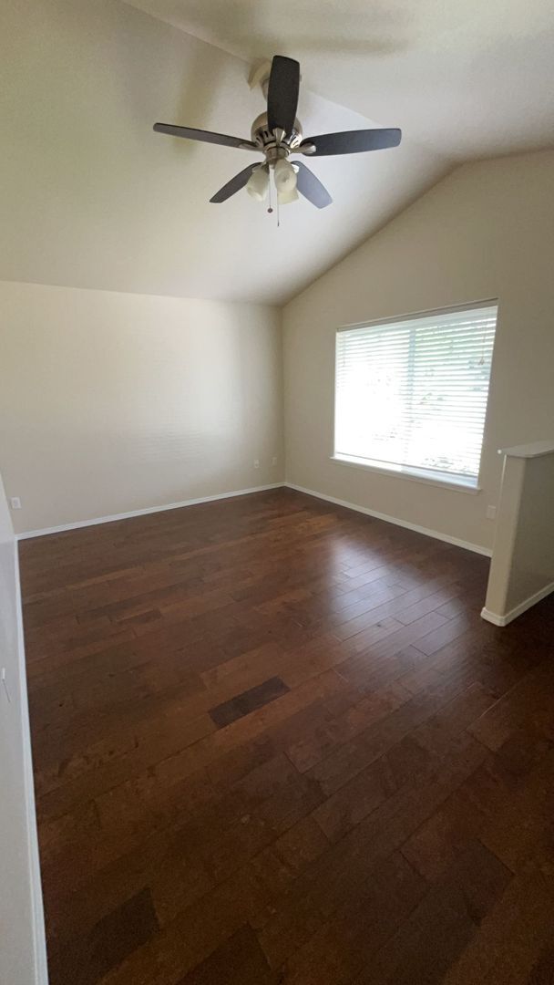 Building Photo - 3 Bedroom 2 Bath Home