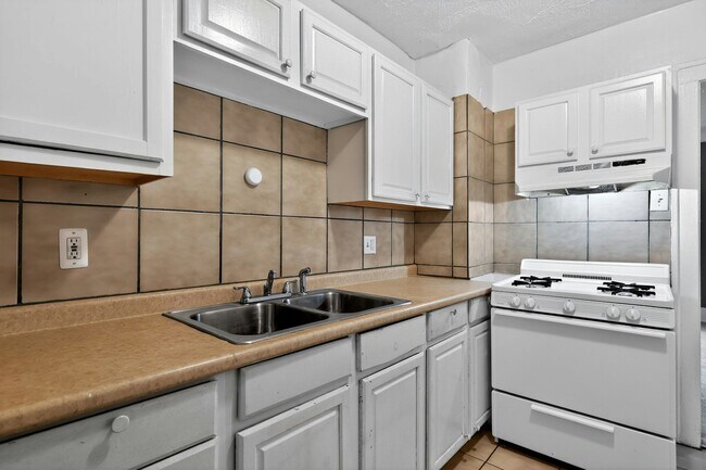 Foto del edificio - 16171 Cheyenne St