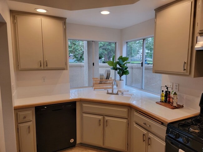 Foto del edificio - Creekside 1st Floor Condo