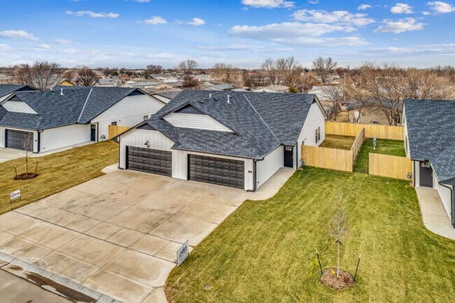 Foto del edificio - Updated Town Home with 2 Car Garage - Pets...