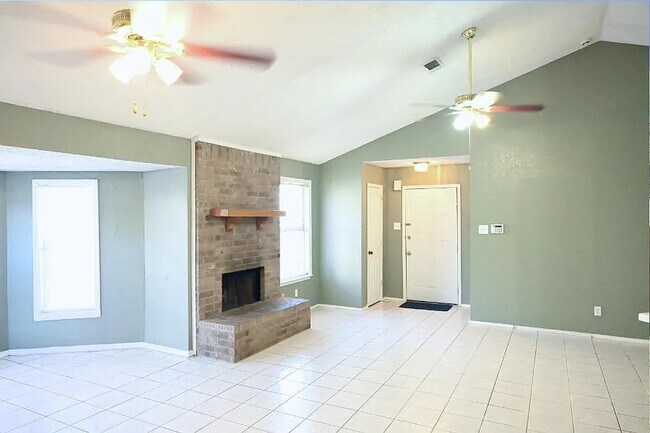 Foto del edificio - 2711 Harvest Lake Dr