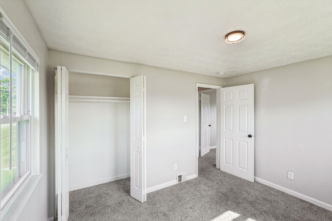 Building Photo - Columbus Crossing Townhomes