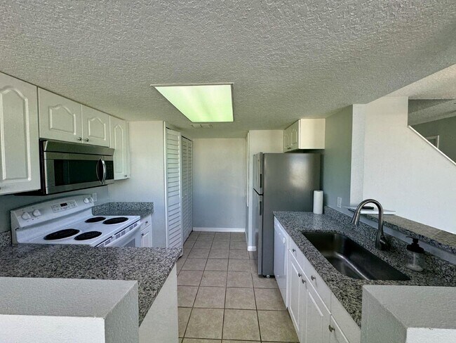 Foto del edificio - Contemporary Townhome for Rent in Davenpor...
