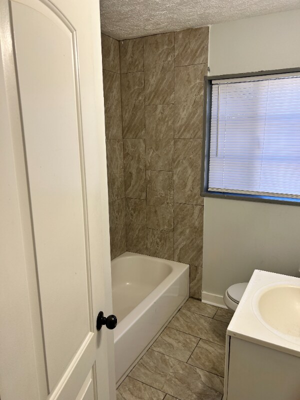 Foto del edificio - 2215 Mobile Ave