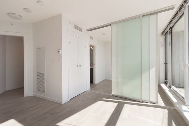 Building Photo - Centre South - 2504