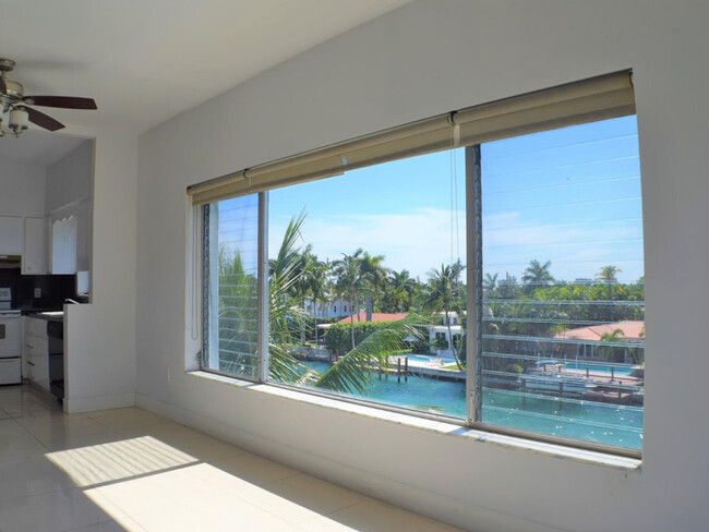 Building Photo - 10250 W Bay Harbor Dr
