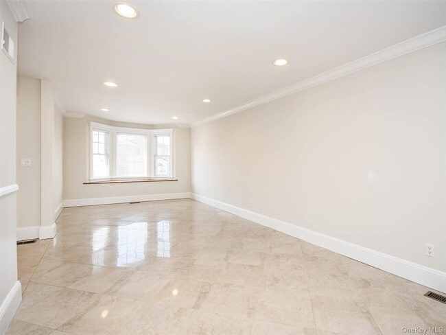 Building Photo - 24 Sintsink Dr W