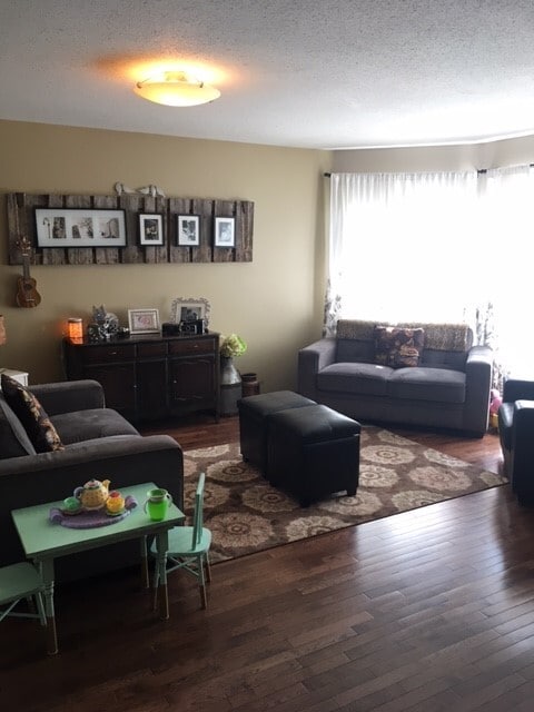 Building Photo - 5 Bed 3 Bath Unit in Olds, AB