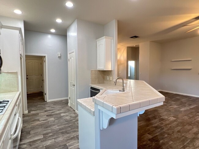 Building Photo - NORTHWEST BAKERSFIELD