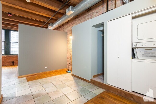Building Photo - Beautiful 1 Bedroom Condo in South Loop!