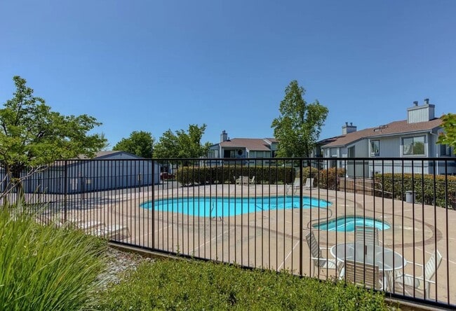 Building Photo - Beautiful Bottom Floor Unit in Ridgecrest Condos! Month to Month Lease!