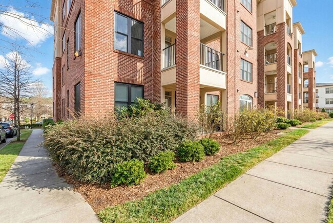 Foto del edificio - Luxurious 2BR Condo with Fantastic Upgrades!  Pet friendly!