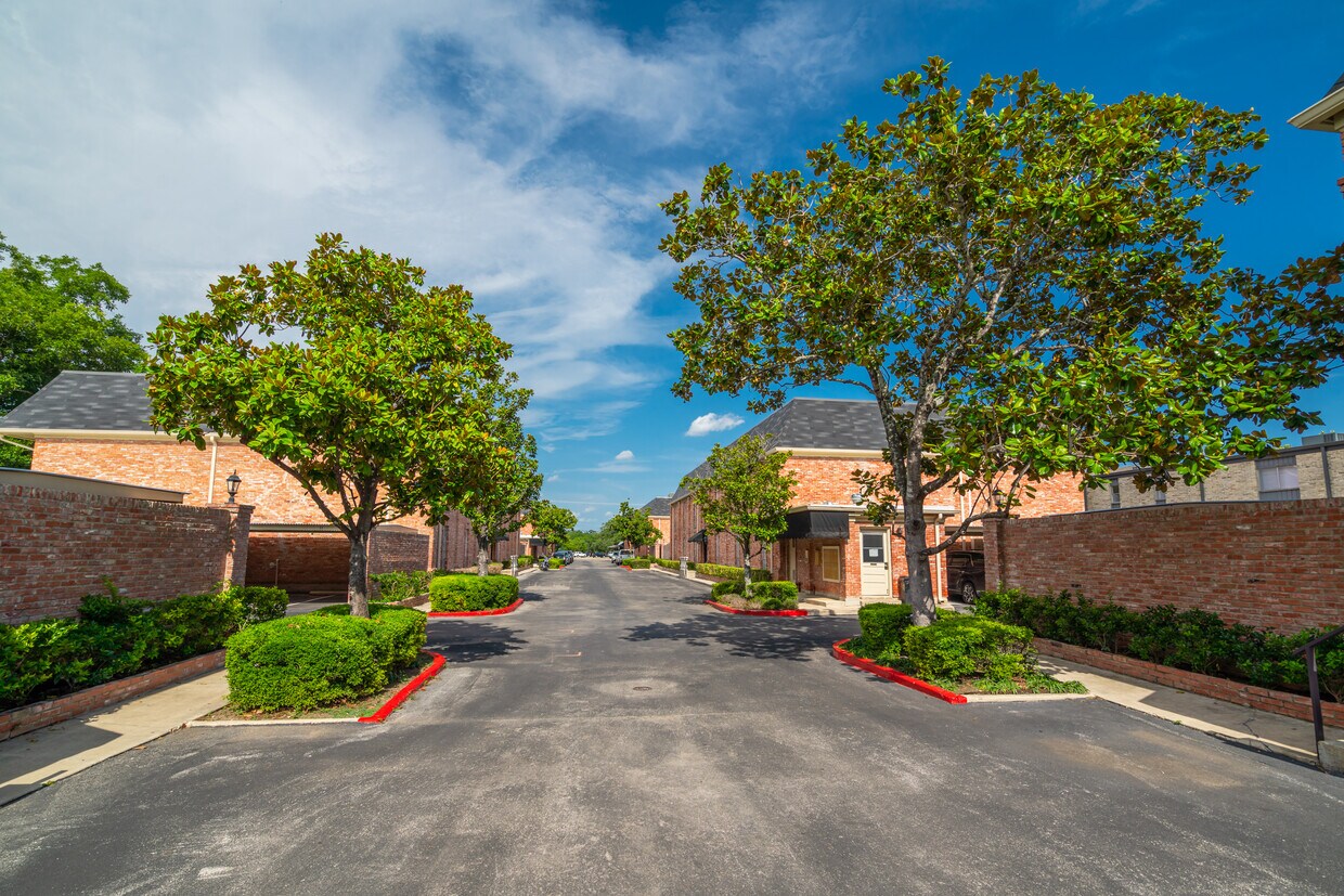 Primary Photo - 8033 N New Braunfels Ave