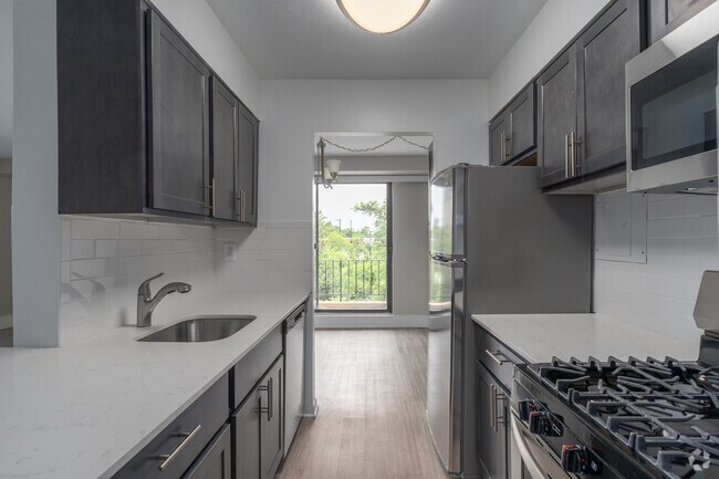 2HAB, 1BA - 900SF Cocina - Courtside Square Apartments