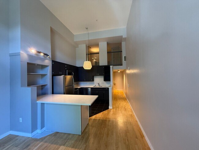 Building Photo - 1 Bedroom Loft with Parking in Prime SoMa Location