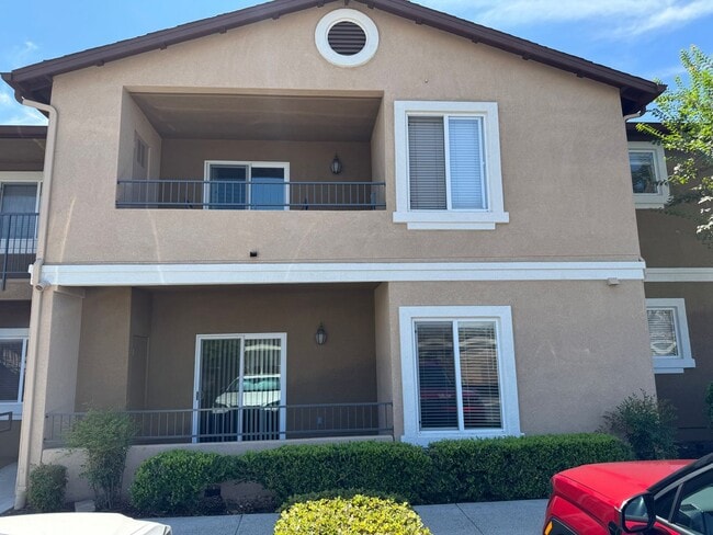 Building Photo - Spacious 2 bedroom 2 bath ground floor uni...