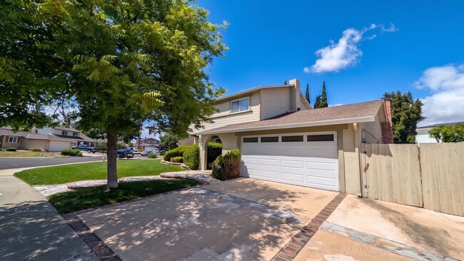Foto del edificio - Beautifully Updated Pleasanton Four Bedroom Retreat w/ Vaulted Ceilings & Custom Details