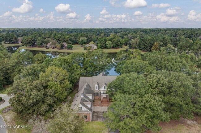Foto del edificio - 140 River Woods Dr