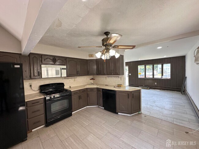 Foto del edificio - 128 Homes Park Ave