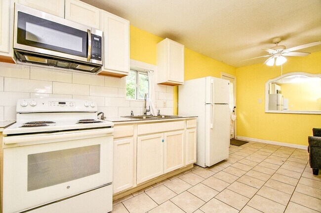 Building Photo - 9037 Crestview Dr