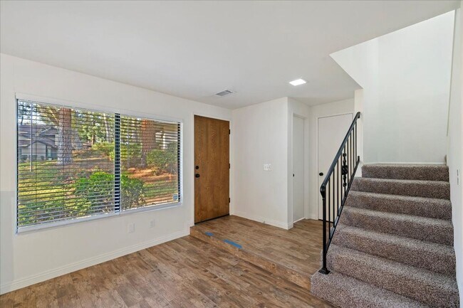 Foto del edificio - Canyon Crest Beauty***MOVE IN READY***