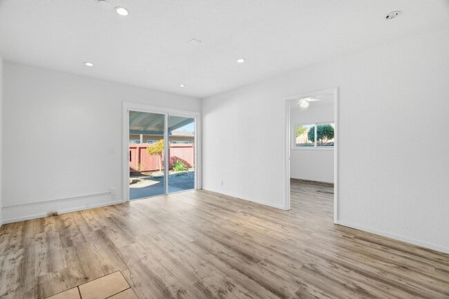 Building Photo - 511 Buel Ave