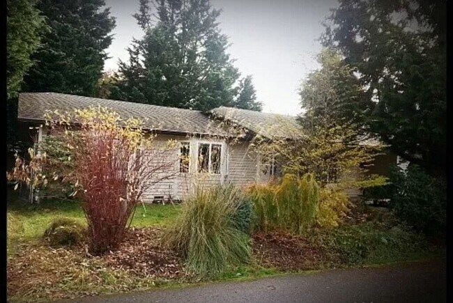 Foto del edificio - 3 bedroom rambler on corner lot