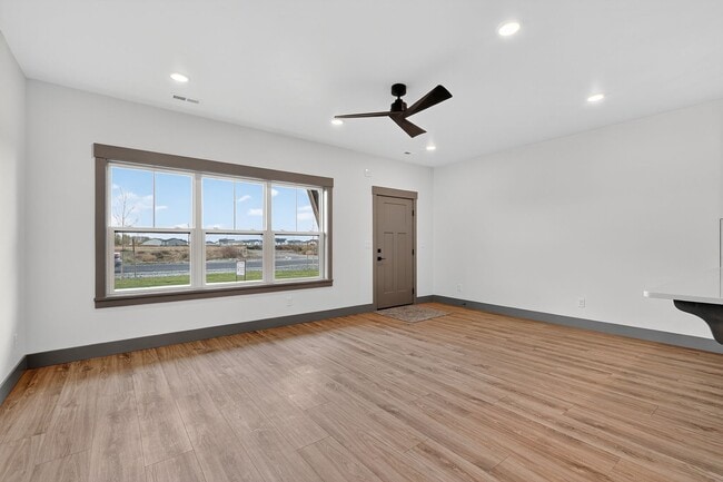 Foto del edificio - BRAND NEW3 BED 2.5 BATH TOWNHOME WITH 2 STALL GARAGE