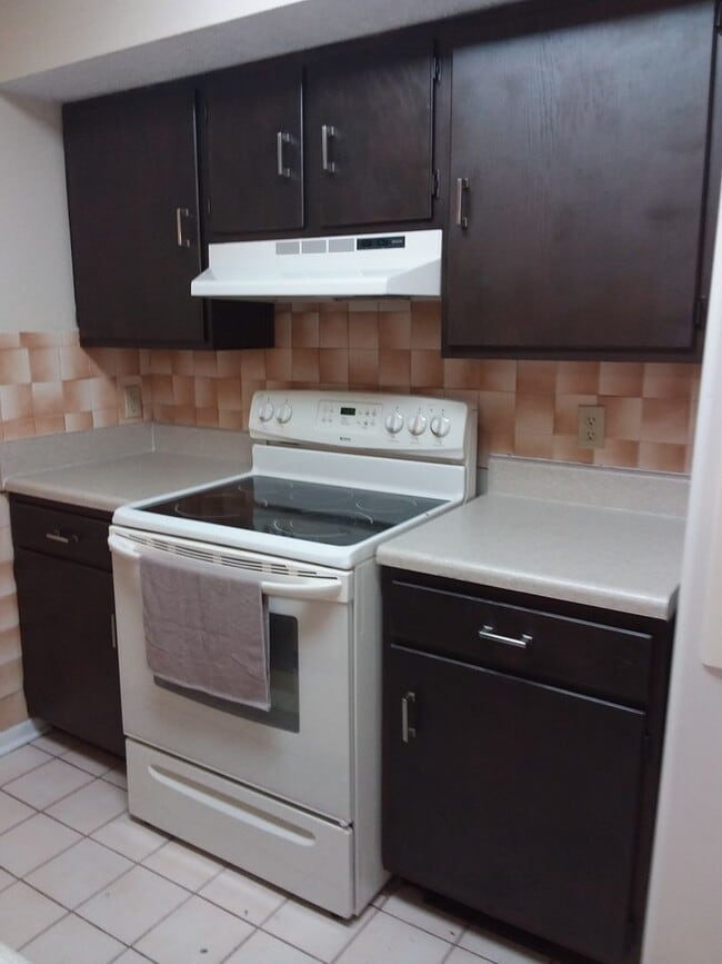 Building Photo - 2 Bedroom, 2 full Bath Townhouse with Scre...