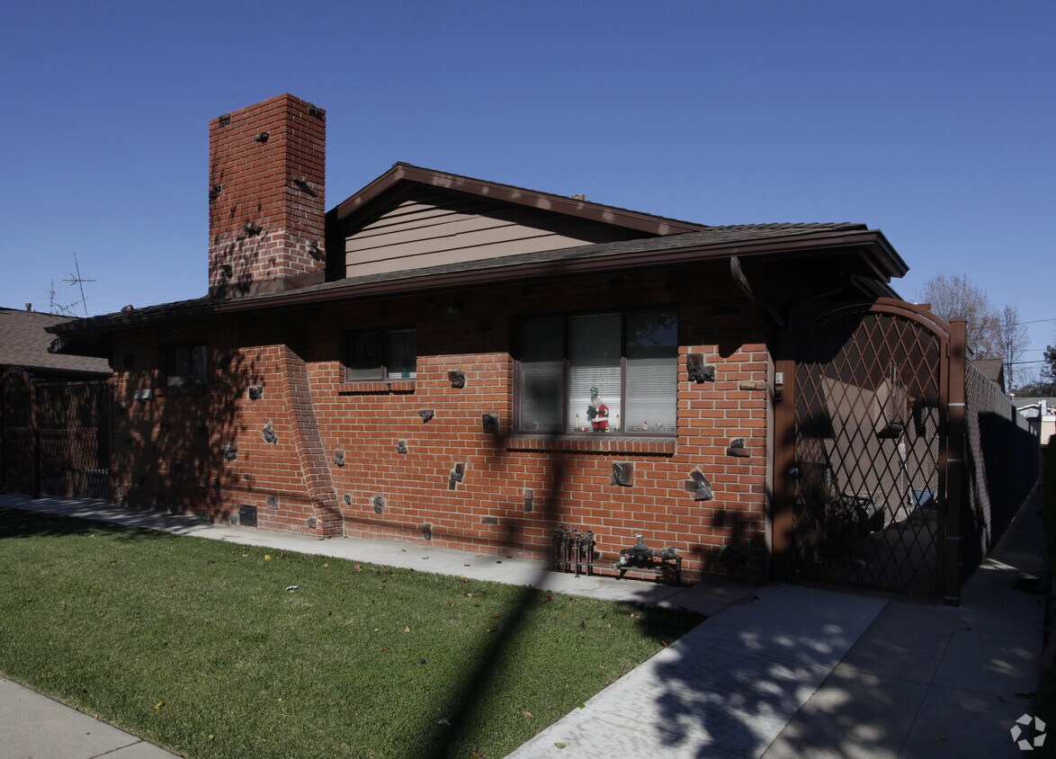 Building Photo - 12827 Oxnard St