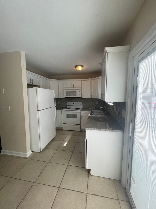 Foto del edificio - Two Bedroom Unit - East Charlotte
