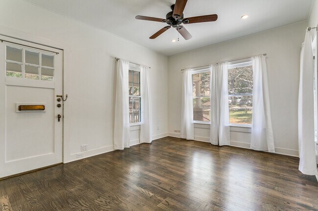 Foto del edificio - 4-BEDROOM IN ALAMO HEIGHTS