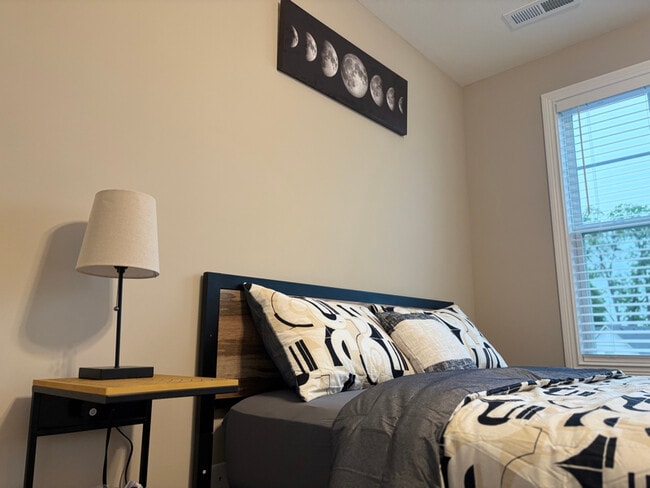 Foto del edificio - 3409 Summerfield Dr