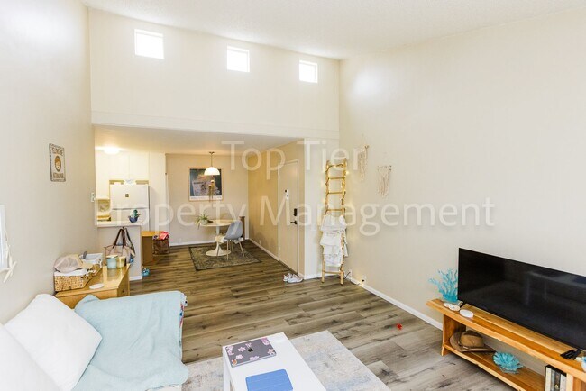 Building Photo - Spacious Top-Floor 1BR Condo with Ocean Vi...