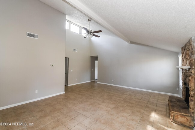 Foto del edificio - 4385 Queensway Dr