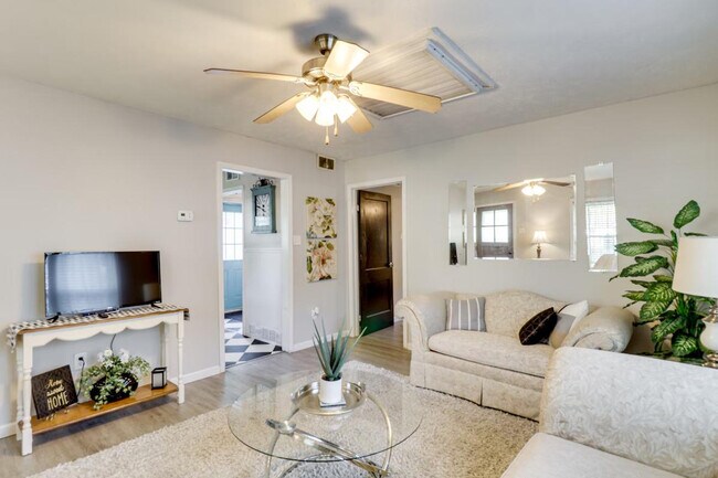 Foto del edificio - 1115 N Illinois Ave