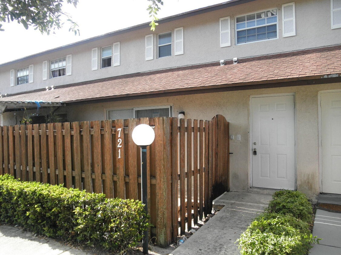 Primary Photo - 721 Cypress Way E
