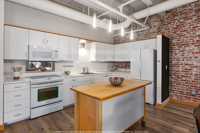 Building Photo - Stunning One Bedroom Historic Loft Style Condo In The Heart of The Pearl!