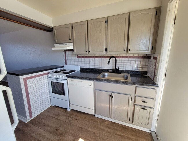 Building Photo - 1 BR 1 BTH LOCATED IN A 4 PLEX 2ND FLOOR