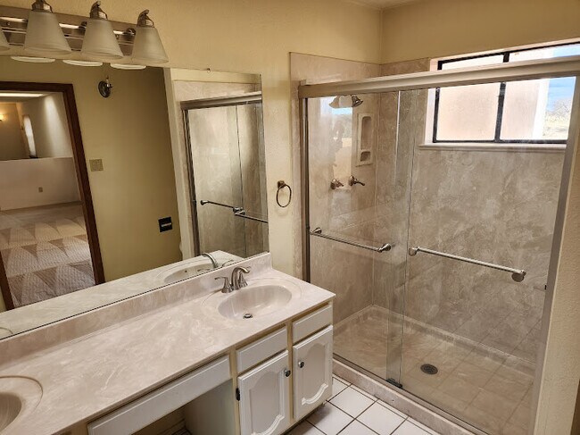 Baño principal - 6436 Saint Josephs Ave NW
