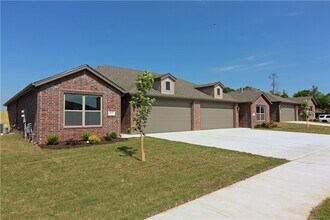 Building Photo - 411 Barbet Dr