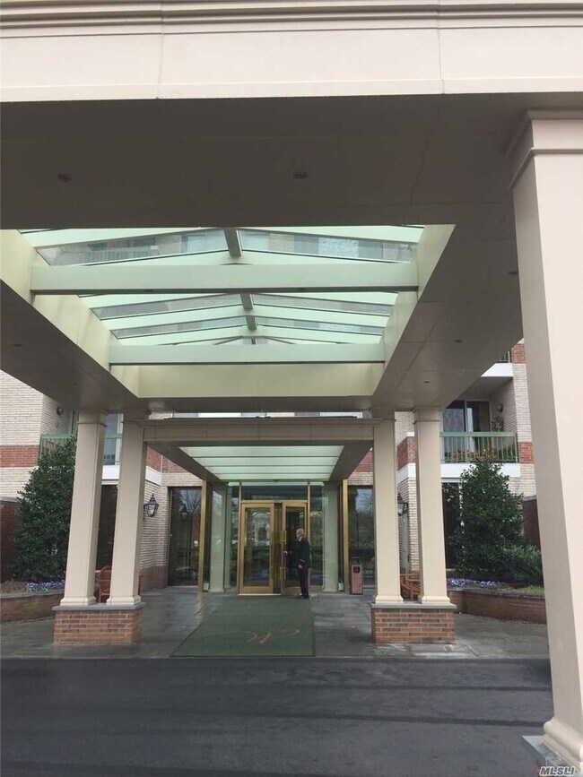 Foto del edificio - 111 Cherry Valley Ave