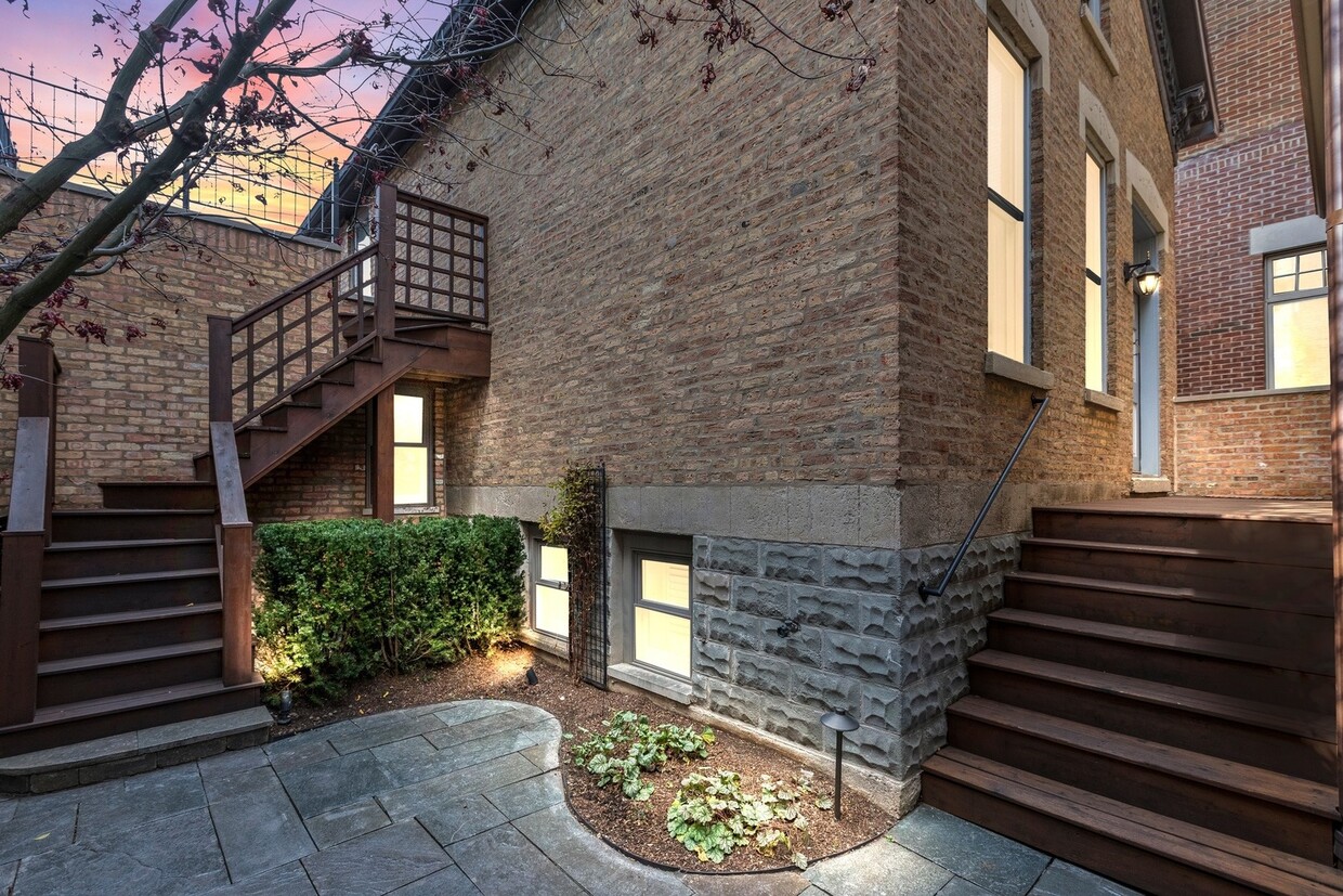 Primary Photo - 2032 N Kenmore Ave