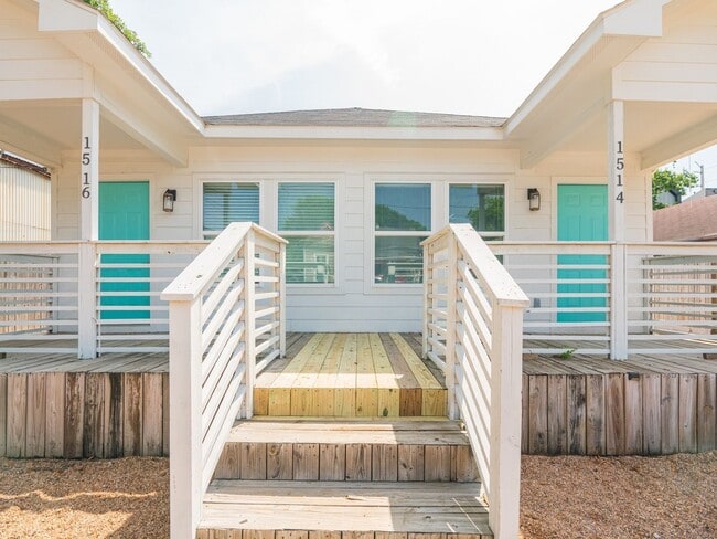 Building Photo - Charming Fully Renovated 2-Bedroom Duplex ...