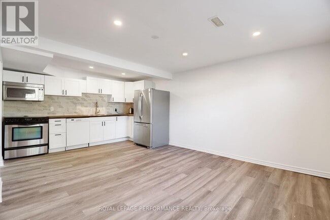 Building Photo - 142 Meadowlands Dr W