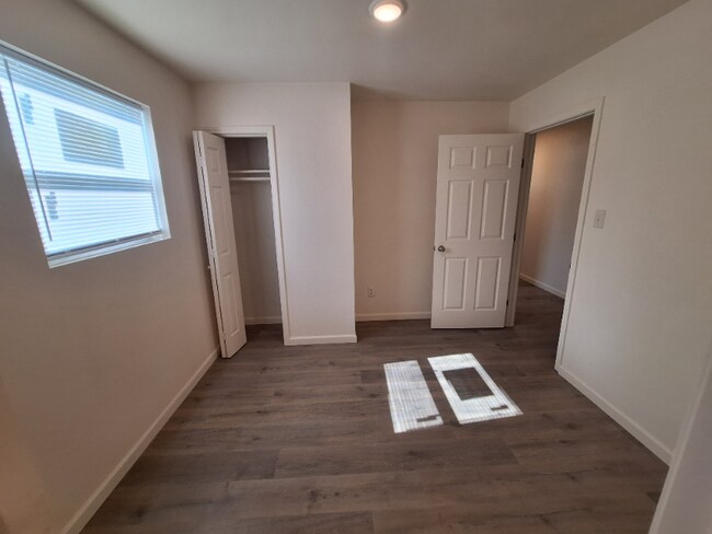 Building Photo - 619 Oakwood Ln