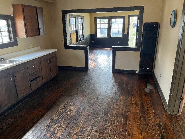 Building Photo - 524 Sofas St