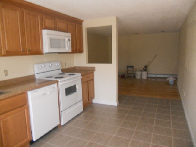 Building Photo - Plaistow Garden Condo Available December 2...