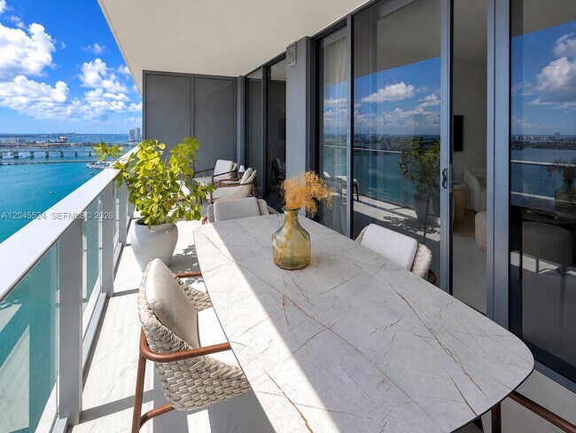 Foto del edificio - 700 NE 24th St