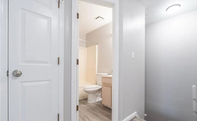 Building Photo - 302 Primrose Ln